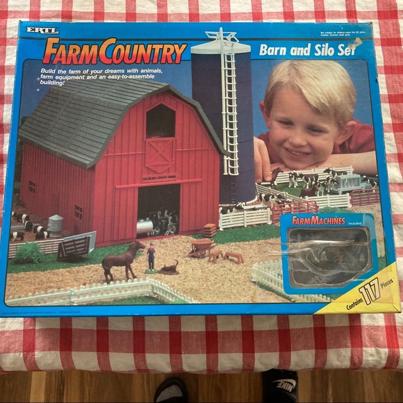 ertl farm country barn and silo set
